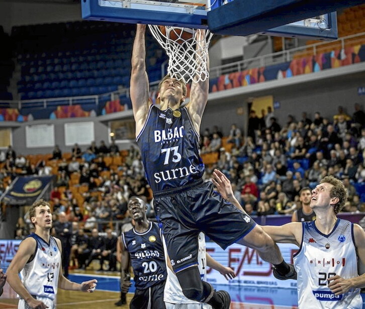 Lazarevic se cuelga a placer, valiéndose de la debilidad de la defensa checa.