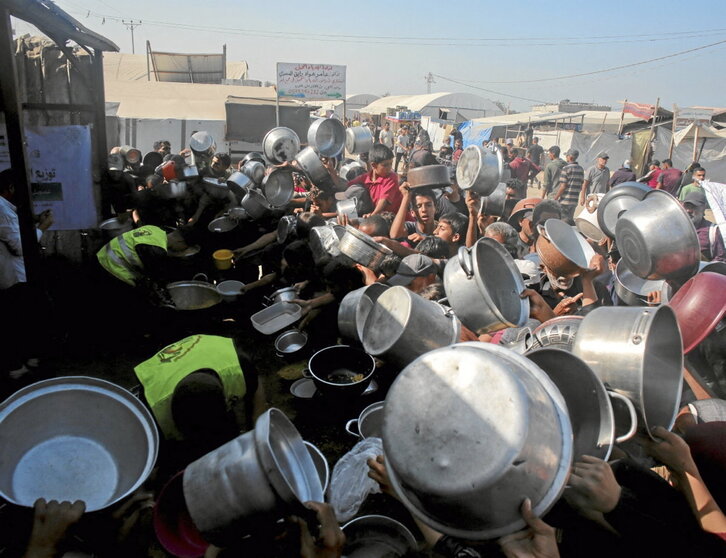 Palestinos esperan el reparto de comida en Jan Yunis.