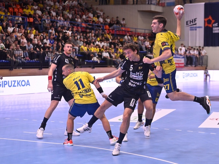 Mario Nevado se eleva ante la defensa del Flensburg.