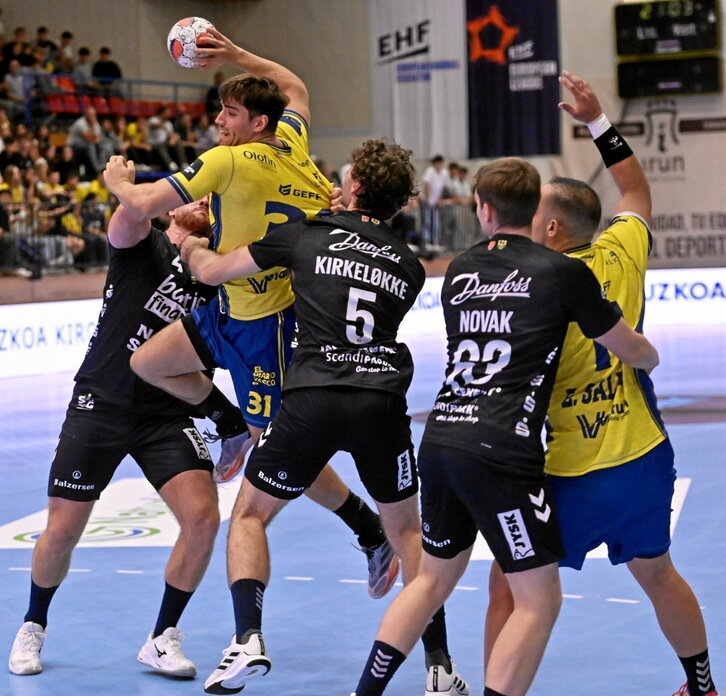 Gorka Nieto intenta penetrar ante la férrea defensa alemana.