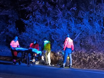 La Policía Foral atiende a la peregrina coreana tras el atropello.