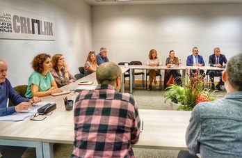 Acto de conciliación de sindicatos vascos con Confebask en la sede del CRL en Bilbo.
