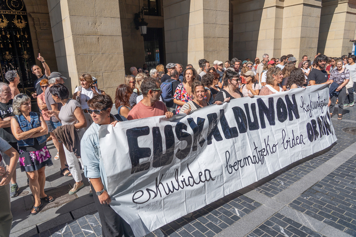 Euskararen aurkako epai baten harira Gipuzkoako Foru Aldundian egindako elkarretaratzea, joan den irailean.