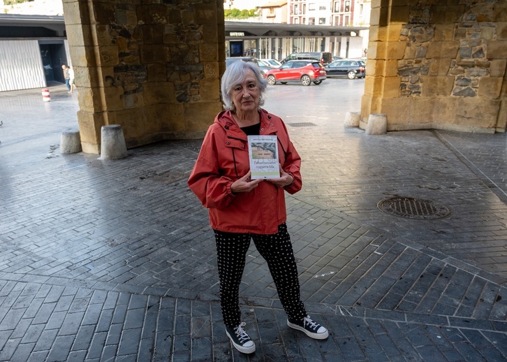 Arantxa Urretabizkaia, liburu berria eskuetan duela.