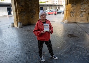 Arantxa Urretabizkaia, liburu berria eskuetan duela.