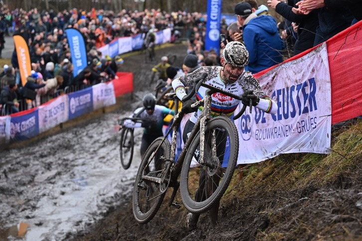 Mathieu van der Poel, de barro hasta las cejas, durante la carrera élite de la Copa del Mundo de ciclocross en Maasmechelen (Bélgica).