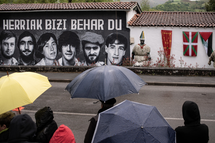 Mural por las seis víctimas de la organización, en Baigorri.