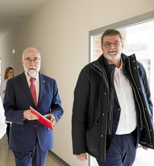 El consejero y el gerente cesado, en una visita al hospital de Lizarra.