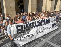 Elkarretaratzea Gipuzkoako Foru Aldundian, euskararen aurkako epaien harira.