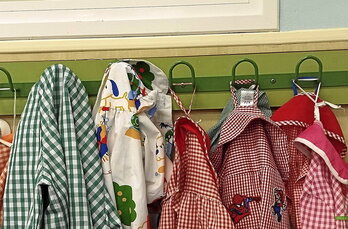 En el colegio se trabaja en grupos interredades desde infantil en función de las matriculaciones de cada año y divididos entre euskara y castellano. En la página siguiente, las familias reivindicando frente al Parlamento.