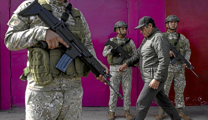 Ofizial militarrak, kale bat patruilatzen, gobernuak larrialdi egoera ezarri ondoren Liman, 2025eko urriaren 22an.