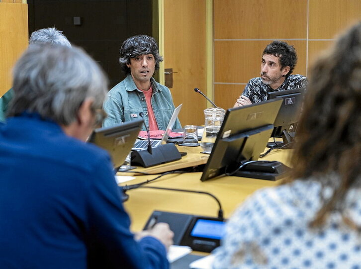 Alex Aginagalde eta Xumar Altzugarai, atzo, Legebiltzarrean.