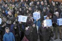 Militantes de Sortu en la iniciativa Plaza Hutsa.