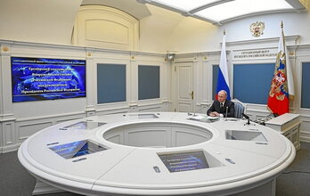 Vladimir Putin dirige las maniobras nucleares desde el Kremlin.