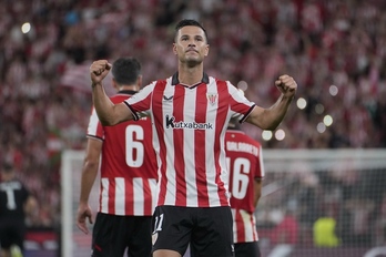 Guruzeta, gaueko bigarren gola ospatzen.