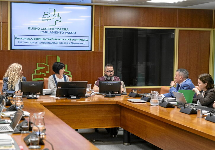 Joseba Novoa, ante la Comisión de Seguridad del Parlamento.