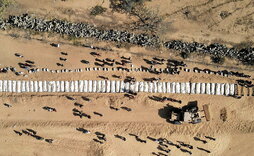 Los cuerpos de 54 presos entregados por Israel tuvieron que ser enterrados sin identificar en Deir el-Balah.