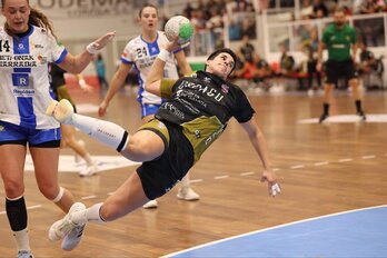 La defensa de Beti Onak intenta frenar a una rival.