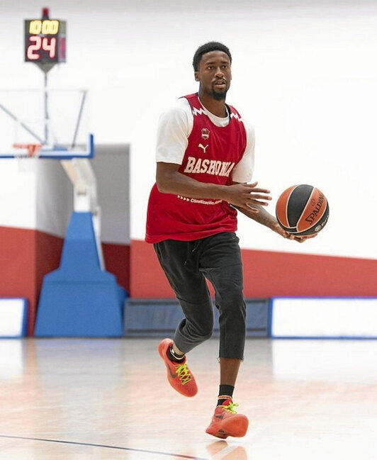 A falta de Luka Samanic, debutará Kobi Simmons.