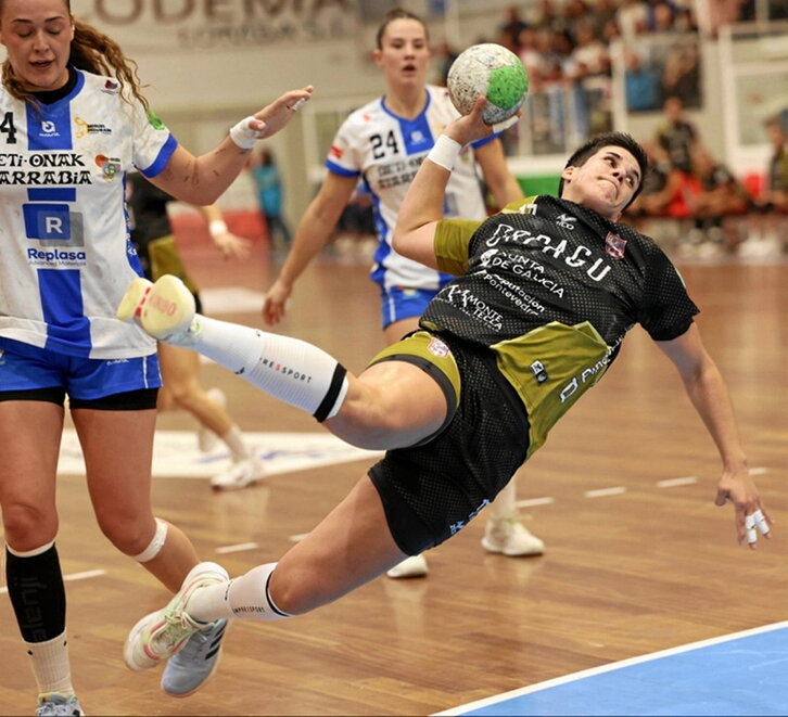 La defensa de Beti Onak intenta frenar a una rival.