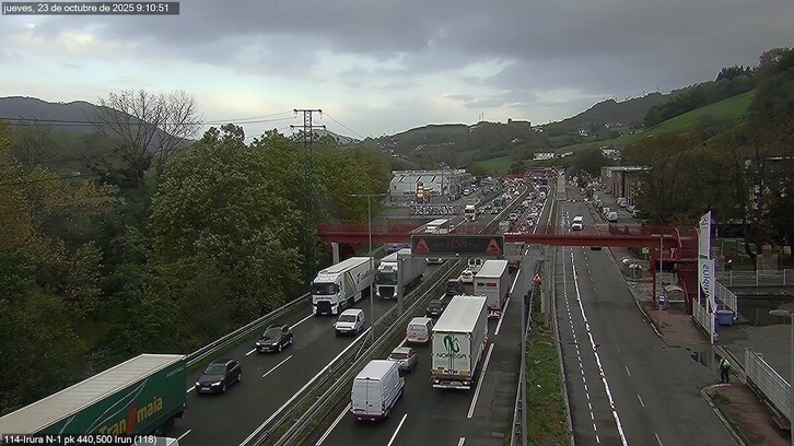 Retenciones en ambos sentidos en la N-I entre Irura y Villabona.