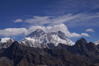 Everestek pasarte historikoa jaso berri du Jim Morrisonen aldetik.