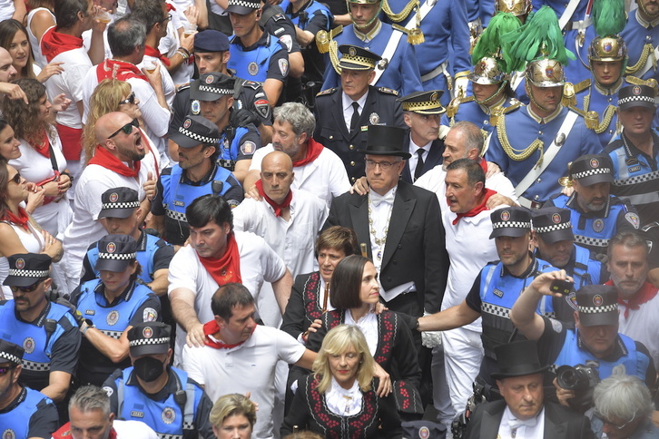 Enrique Maya, en el centro y con gesto serio, durante la subida de Curia de los sanfermines de 2022.