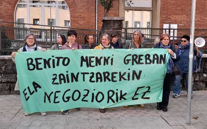 Concentración de trabajadoras del centro de Benito Menni de Elizondo ante el Departamento de Derechos Sociales del Gobierno de Nafarroa.