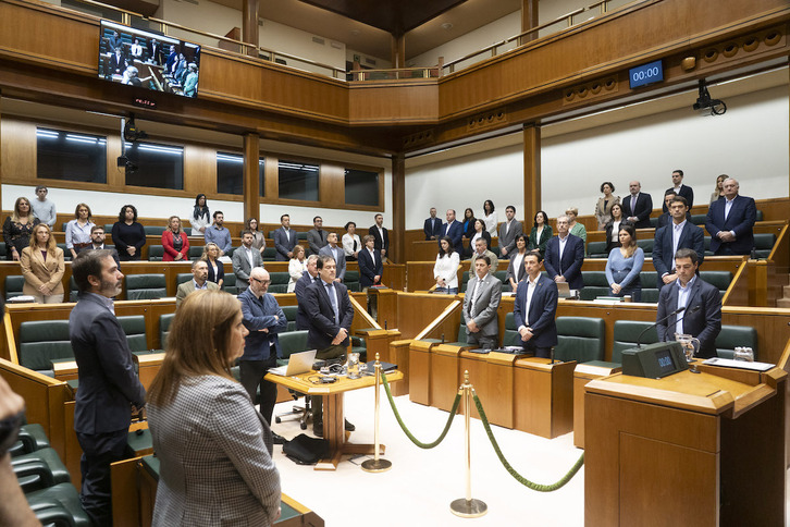 El Parlamento ha guardado un minuto de silencio «por la muerte de Yoanna, víctima de otro presunto episodio de violencia contra las mujeres»..