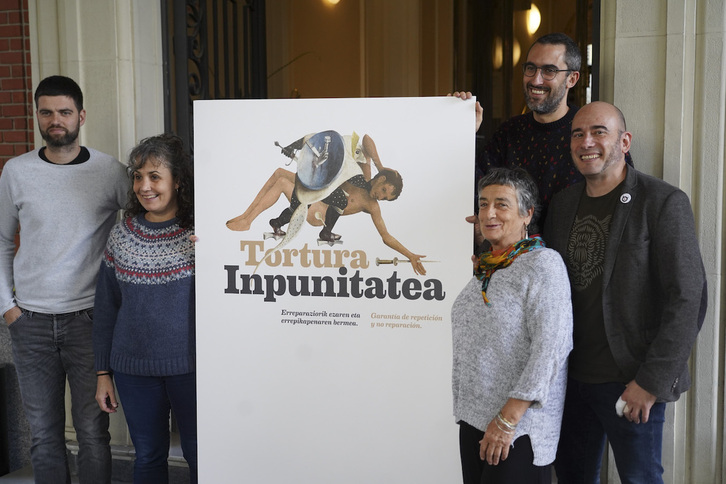 Integrantes de la Red de Personas Torturadas de Nafarroa, en la presentación de la conferencia.
