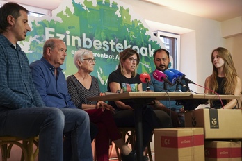 'Euskarari Puzka' kanpainaren aurkezpenean parte hartu duten kideak Iruñeko Laba espazioan.