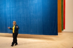 Maider López, junto a los telones que protagonizan uno de sus proyecto, en Kutxa Fundazioa Kubo..