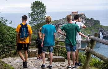 Bisitari gazteak Gaztelugatxeko San Joan elizara daraman bidean, Bermeon. (artxibo irudia)