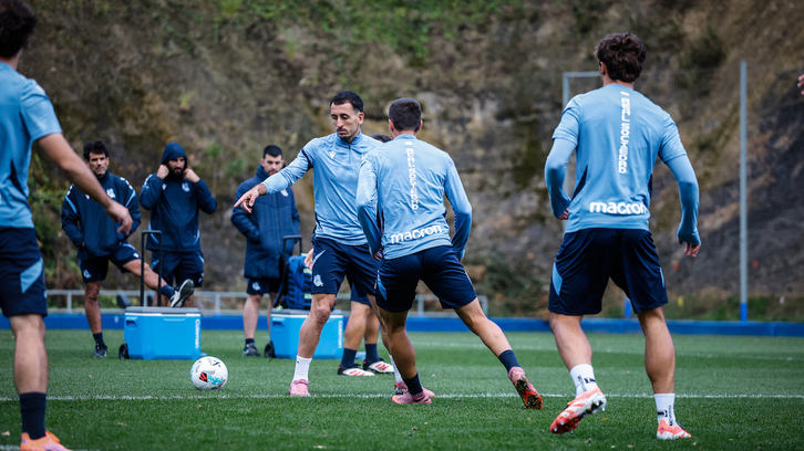 Oyarzabal, de cara, en el entrenamiento de este jueves.