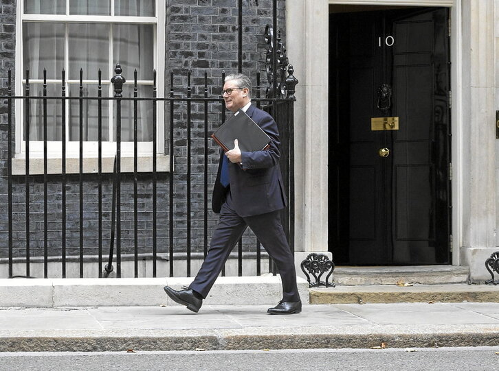 Keir Starmer lehen ministro britainiarra Downing Streeteko 10. zenbakian.