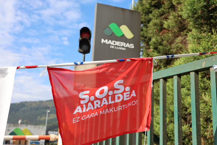 Bandera de SOS Aiaraldea ante la factoría de Maderas de Llodio.
