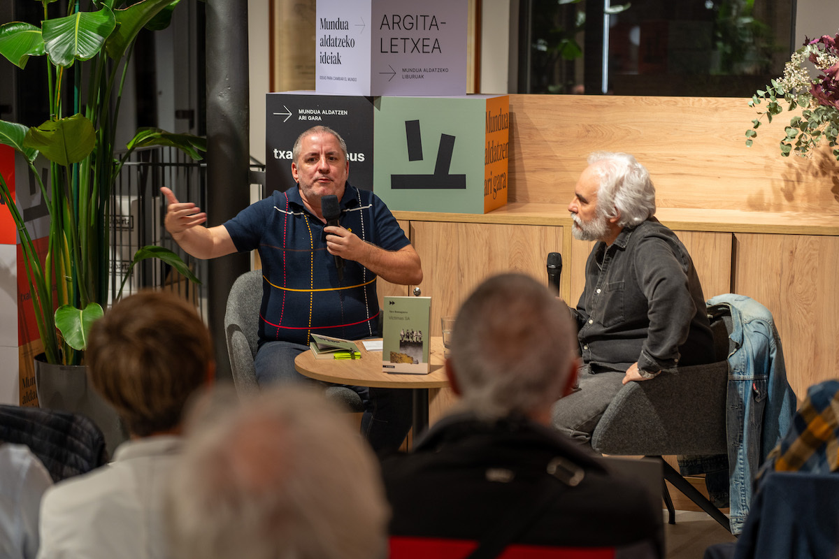 La entrevista con Àlex Romaguera se realizó en un encuentro con Martxelo Díaz en la sede de Txalaparta en Iruñea. (Aitor KARASATORRE/FOKU)