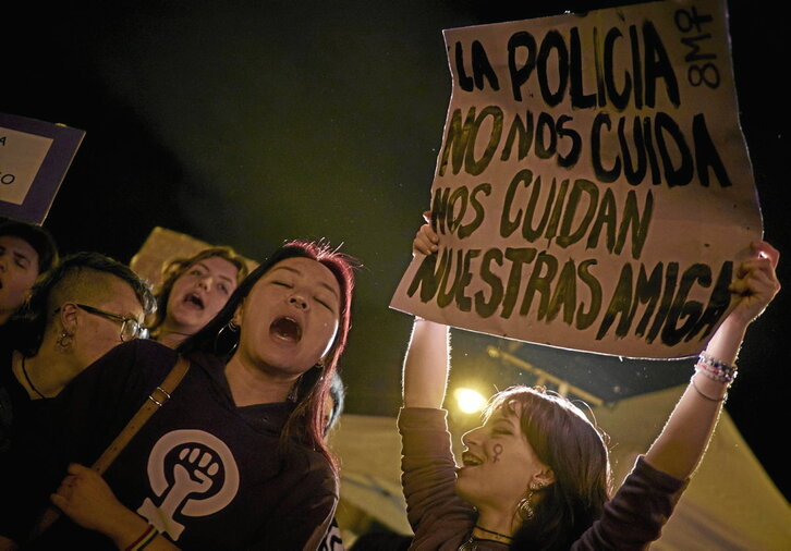 Protesta del 8 de marzo de 2023, en la que dos jóvenes apelan a la sororidad para combatir la violencia machista.