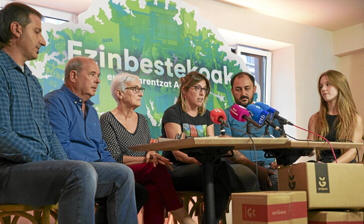 “Euskarari puzka” kanpainaren aurkezpenean parte hartu zuten kideak, Iruñeko Laba espazioan.