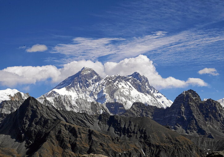 Everestek pasarte historikoa jaso berri du Jim Morrisonen aldetik.