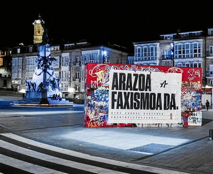 Ernaik Andre Mari Zuriaren plazan jarritako kartela.