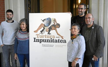 Integrantes de la Red de Personas Torturadas de Nafarroa, en la presentación de la conferencia internacional.