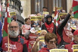Comparecencia ayer del Movimiento de Pensionistas de Euskal Herria en las escaleras del Ayuntamiento de Bilbo.