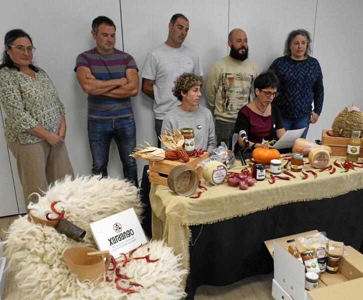 Xardango elkarteko kideak, atzo, Donezteben.