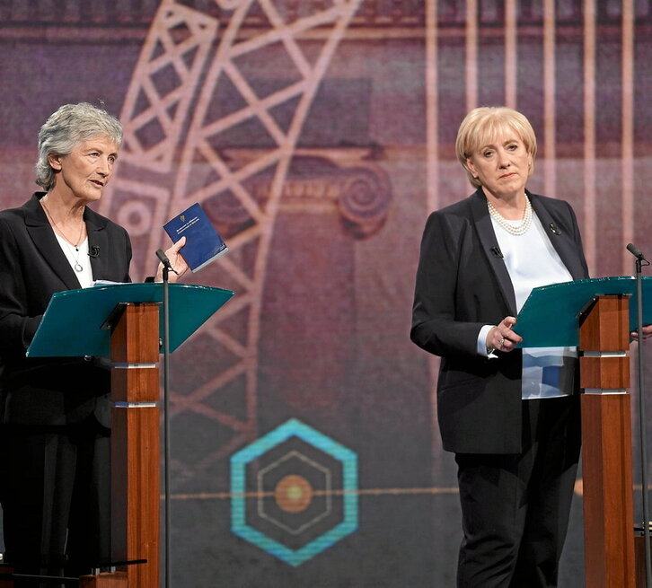 Connolly, Irlandako Konstituzioa eskutan duela, Humphreysekin eztabaida batean.