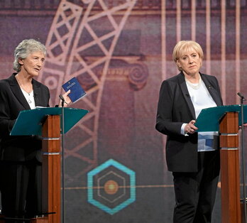 Connolly, Irlandako Konstituzioa eskutan duela, Humphreysekin eztabaida batean.