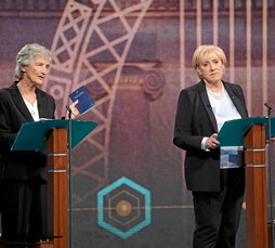 Connolly, Irlandako Konstituzioa eskutan duela, Humphreysekin eztabaida batean.