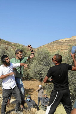Colonos atacan a agricultores.