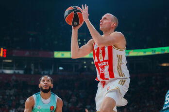 Davidovac entra a canasta ante la pasova mirada de Nowell.