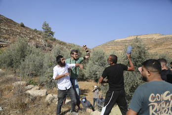 Agricultores palestinos se defienden de un ataque de colonos judíos durante la cosecha de la aceituna. en Sair, cerca de Hebrón.